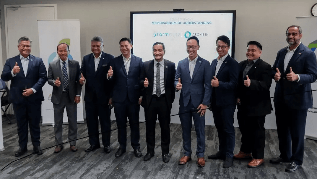 From left: Kulim (Malaysia) Bhd managing director Mohd Faris Adli Shukery, Johor Corp deputy chairman Tan Sri Dr Ismail Bakar, Johor state financial officer Datuk Salehuddin Hassan, FarmByte CEO Syed Aiman Kifli Syed Jaafar, Johor Menteri Besar Datuk Onn 